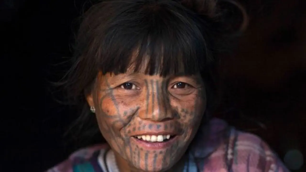 Tradisi Menato Wajah Wanita Myanmar dan Wajah Berlumur Darah