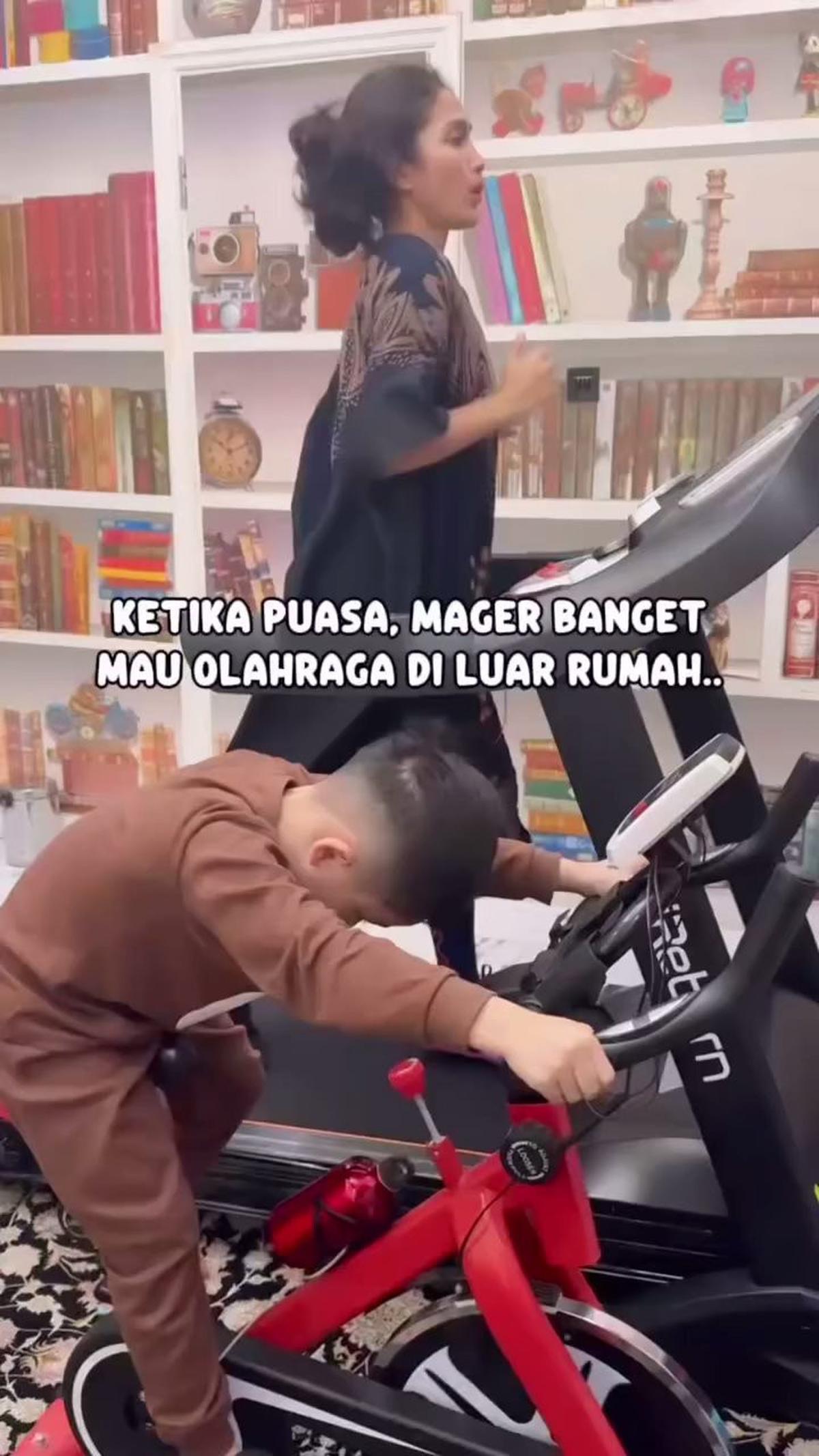 7 Potret Ussy Sulistiawaty Olahraga di Rumah Pakai Daster: Yang Penting Niat Saja Dulu