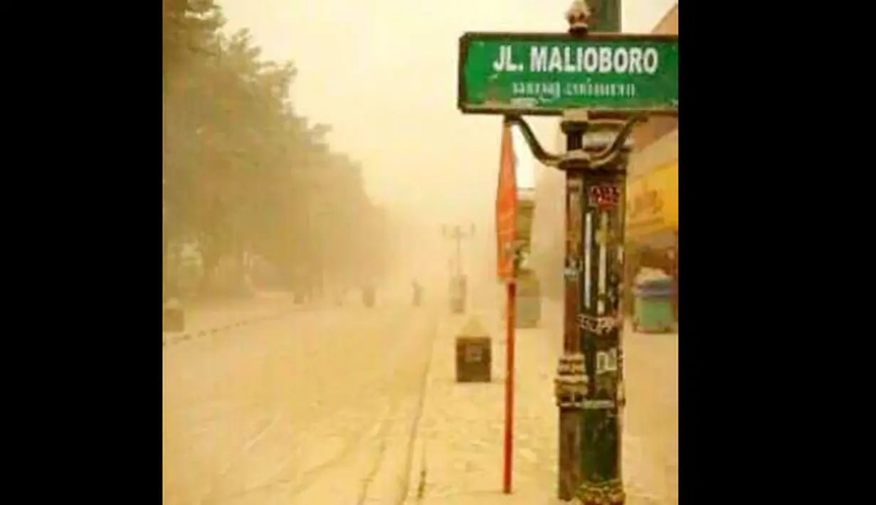 Malioboro yang ramai kini menjadi sepi. Yang terlihat hanya abu yang menyelimuti jalan (@tatalukita)