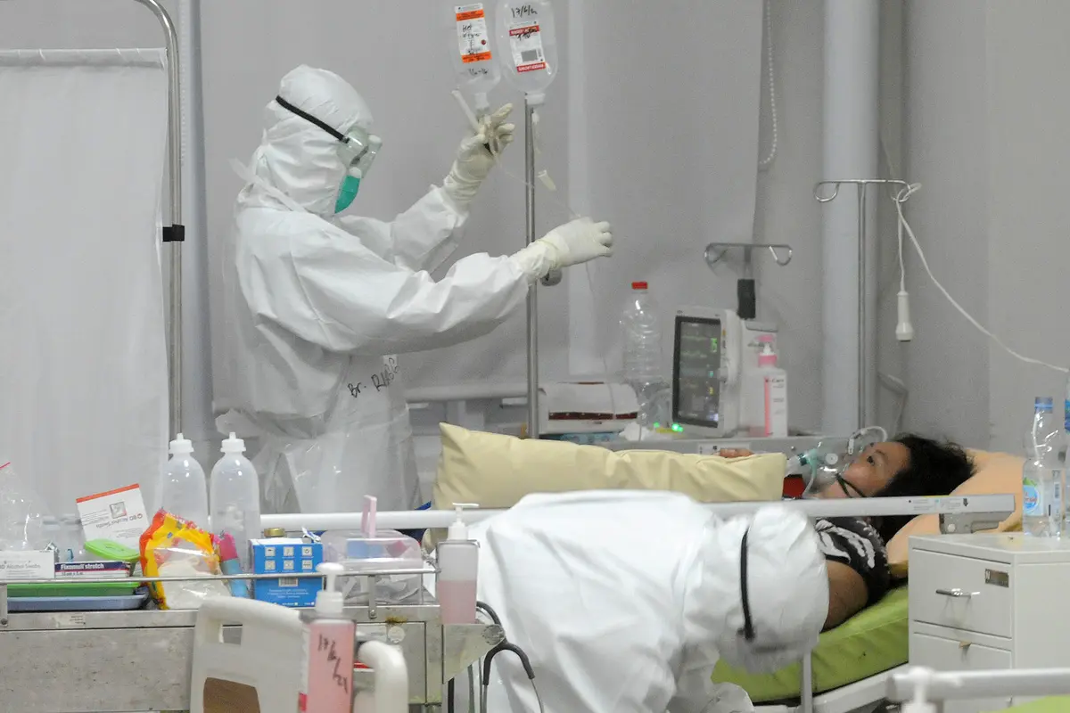 FOTO: Perjuangan Paramedis Merawat Pasien COVID-19 di RSUD Kota Bogor