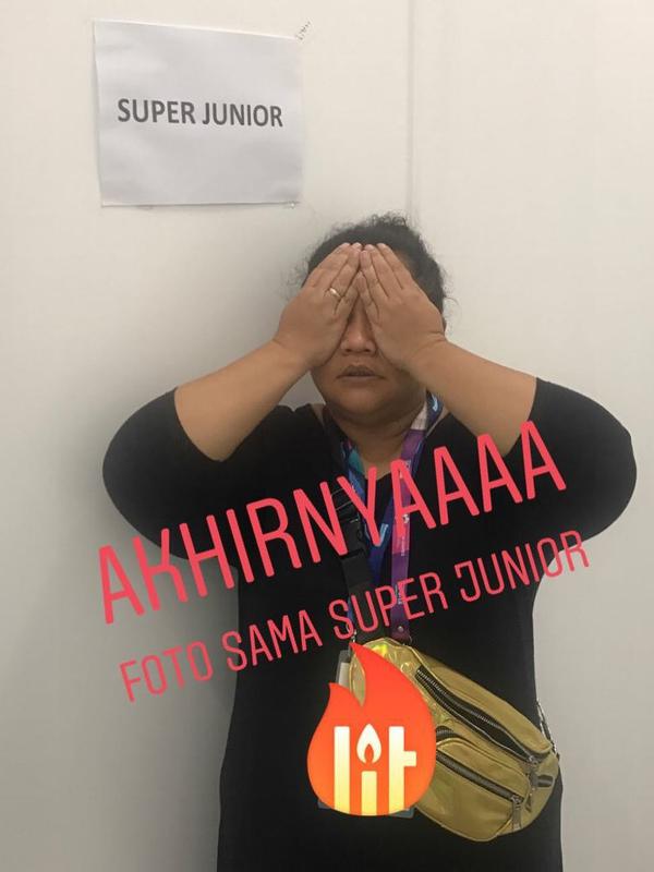 Tike Priatnakusumah foto bareng Super Junior.