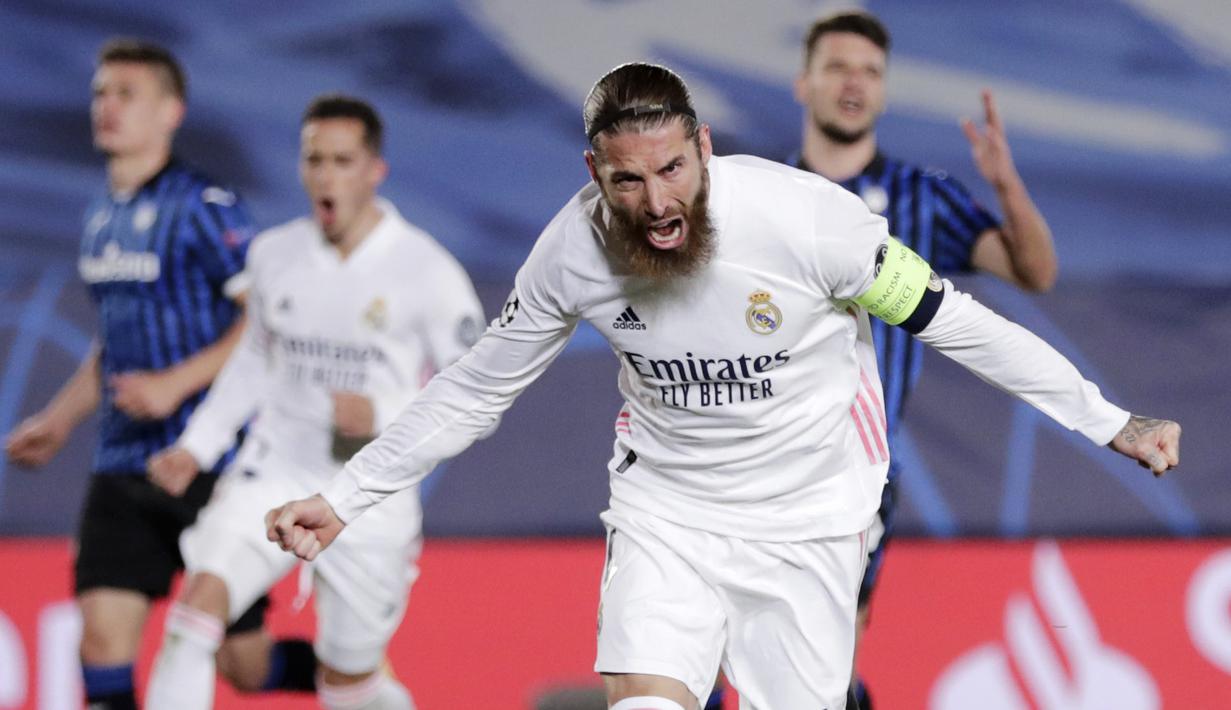 Bek Real Madrid, Sergio Ramos, melakukan selebrasi usai mencetak gol ke gawang Atalanta pada laga Liga Champions di Stadion Alfredo di Stefano, Rabu (17/3/2021). Real Madrid menang dengan skor 3-1. (AP/Bernat Armangue)