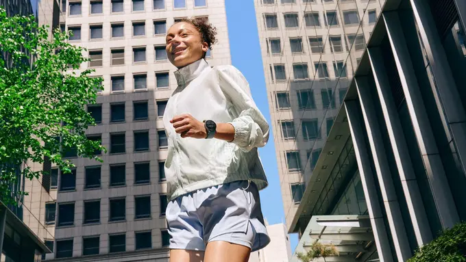 Seorang perempuan sedang lari pagi (Foto Dok: Samsung Indonesia)