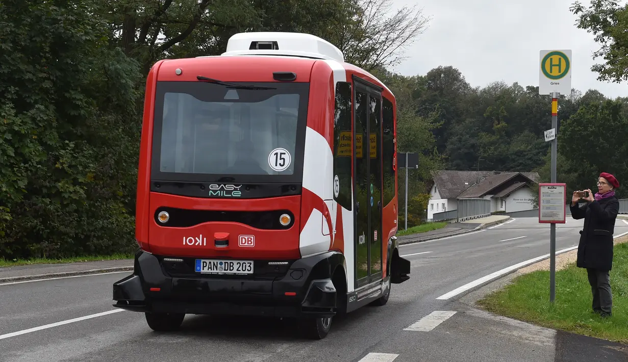 Bus tanpa sopir alias bus otonom melaju di dekat stasiun kereta api Bad Birnbach, Jerman selatan, pada 7 Oktober 2019. Dalam keadaan darurat, seperti mobil tidak dapat mendeteksi hambatan, penumpang dapat mengendalikan bus dengan menggunakan joystick. (Christof STACHE / AFP)