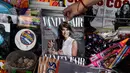 Penjual menunjukkan majalah Vanity Fair Mexico edisi Februari, dengan cover bergambar Melania Trump di sebuah lapak di Meksiko, 30 Januari 2017. Foto itu menuai protes keras dan kecaman, seiring krisis diplomatik antara AS dan Meksiko. (PEDRO PARDO/AFP)