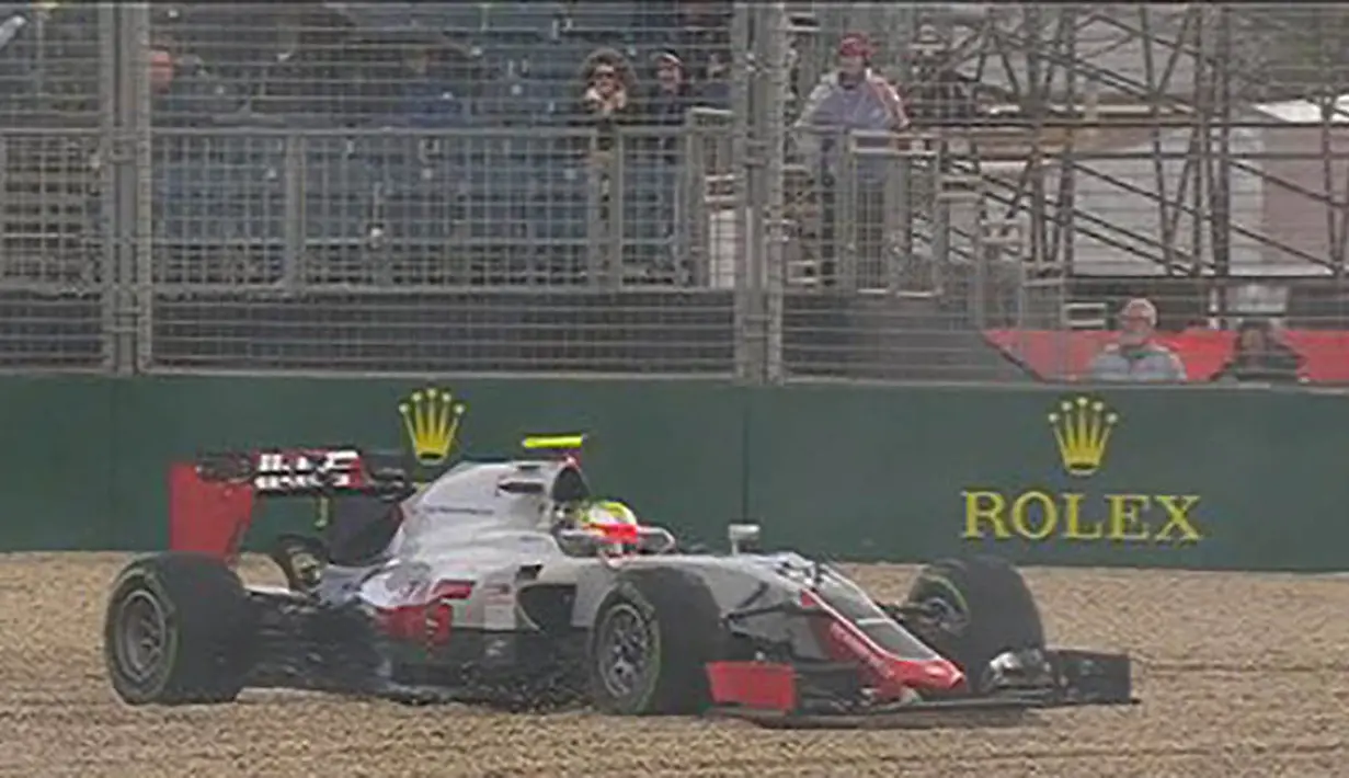 Pebalap dari tim Haas, Esteban Guiterrez, masuk garvel pada latihan bebas kedua di Sirkuit Albert Park, Australia, Jumat (18/3/2016). Hujan deras mewarnai jalannya latihan bebas kedua. (Bola.com/Twitter/Formula 1)