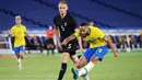 Pada menit ke-45 Brasil nyaris mencetak gol keempat saat tendangan bebas Matheus Cunha mampu dibendung kiper Florian Mueller. (Foto: AFP/Yoshikazu Tsuno)