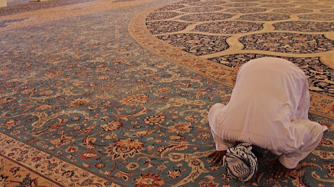 Ilustrasi sholat di masjid. (Dok. Pixabay)