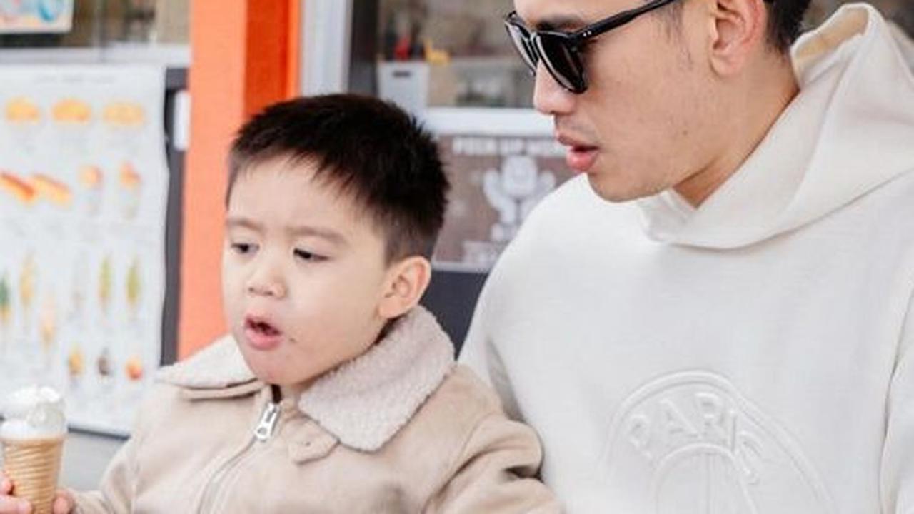 7 Potret Ganteng Athar Anak Citra Kirana dan Rezky Aditya saat Liburan di Jepang, Duplikat Sang Ayah