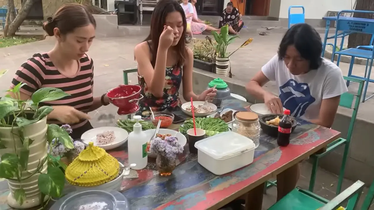 Ilustrasi orang makan dengan lalapan