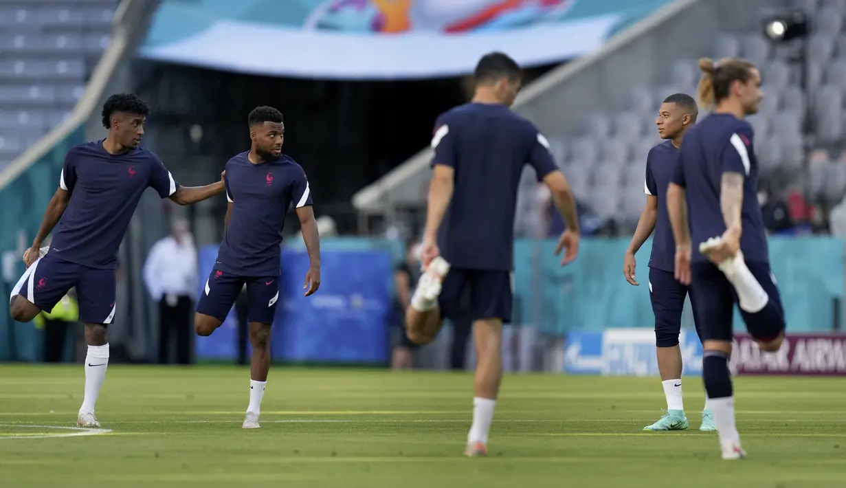 Pemain timnas Prancis, Kingsley Coman (kiri) dan Kylian Mbappe berbincang selama sesi latihan tim di stadion Allianz Arena, Senin (14/6/2021). Timnas Prancis akan bertemu lawan yang cukup berat yaitu Jerman di laga perdana Grup F EURO 2020 pada Rabu (14/6) dini hari WIB. (AP Photo/Matthias Schrader)