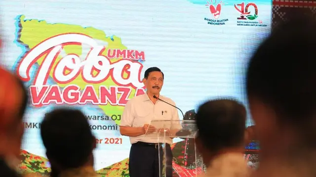 Menteri Koordinator Bidang Kemaritiman dan Investasi Luhut Binsar Pandjaitan di Festival UMKM TobaVaganza dengan tema “UMKM Bangkit, Ekonomi Tumbuh” di Kabupaten Simalungun. (Dok OJK)
