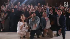 Pemeran film Milly & Mamet berfoto bersama peserta EGTC 2018 usai memberi keterangan di Graha Sanusi Hardjadinata, Universitas Padjajdaran, Bandung, Kamis (6/12). Mereka bercerita seputar proses pembuatan film tersebut. (Liputan6.com/Helmi Fithriansyah)