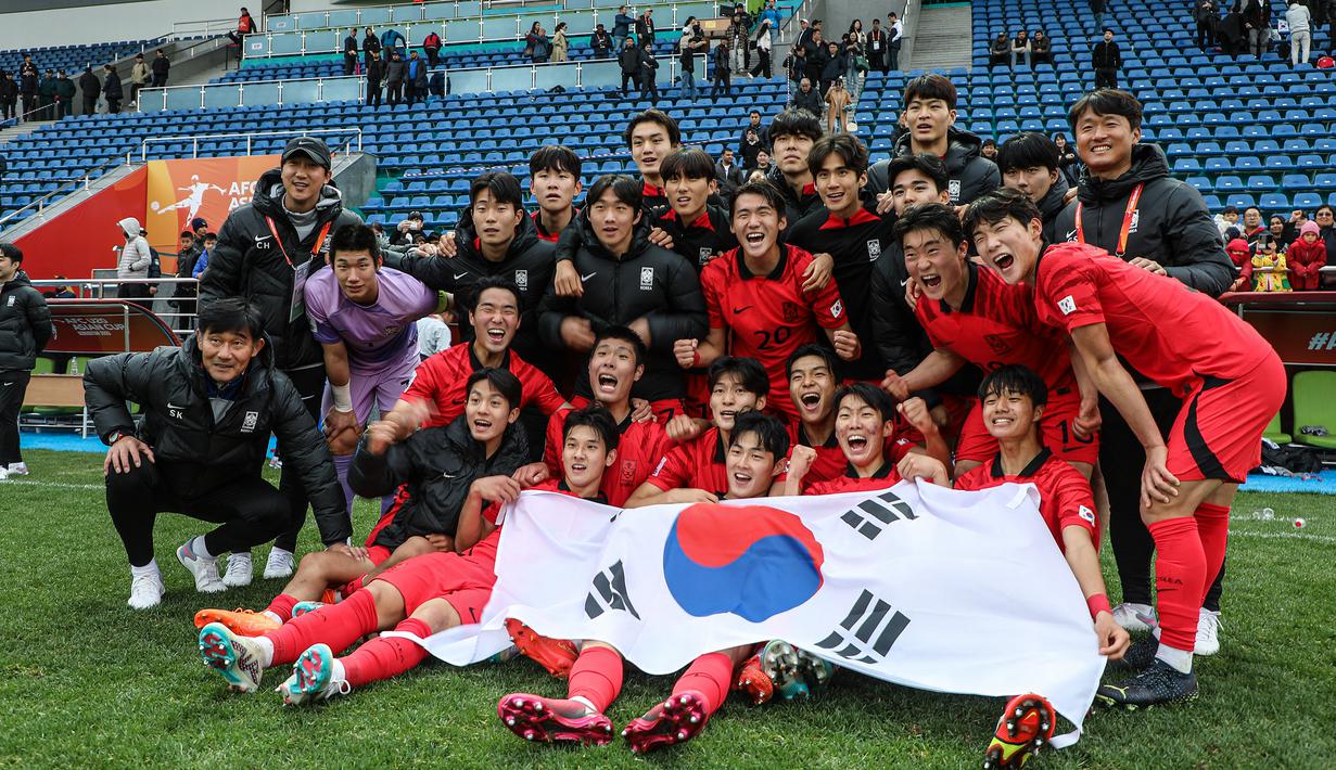 Para pemain Korea Selatan U-20 merayakan kemenangan atas China U-20 pada laga perempatfinal Piala Asia U-20 2023 di JAR Stadium, Tashkent, Uzbekistan, Minggu (12/3/2023). (AFC/Pranit Katwal)