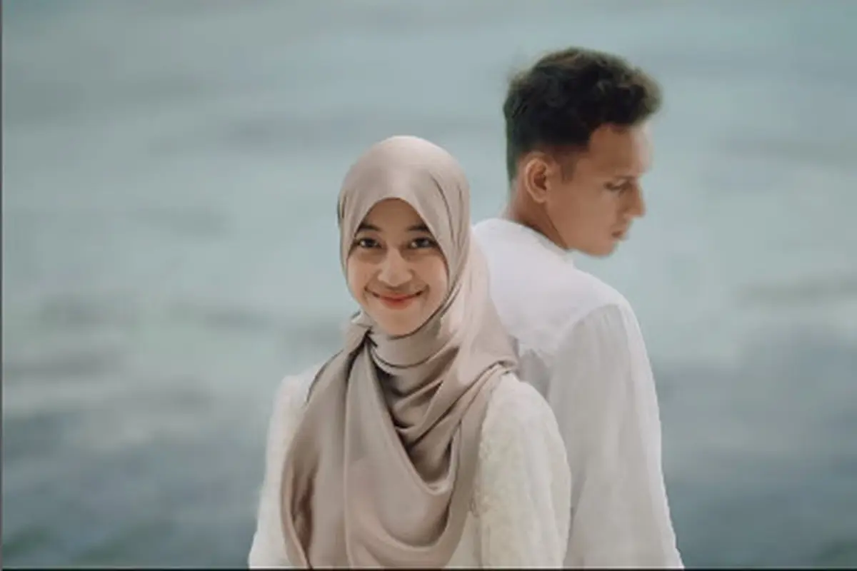 Foto prewed Adiba Khanza dan Egy Maulana bisa dijadikan inspirasi untuk para calon pengantin yang ingin terlihat romantis meski tak bersentuhan