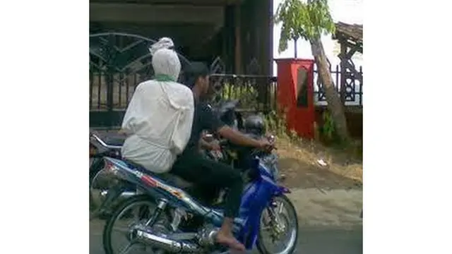 Gagal Seram, Ini 6 Potret Orang Dandan Seperti Pocong di Siang Hari Ini Kocak