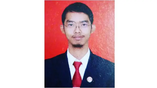 Dodit tak segan mengunggah potret dirinya saat menjadi guru. Penampilan Dodit dengan kaca mata serta kumis dan jenggot yang tipis.