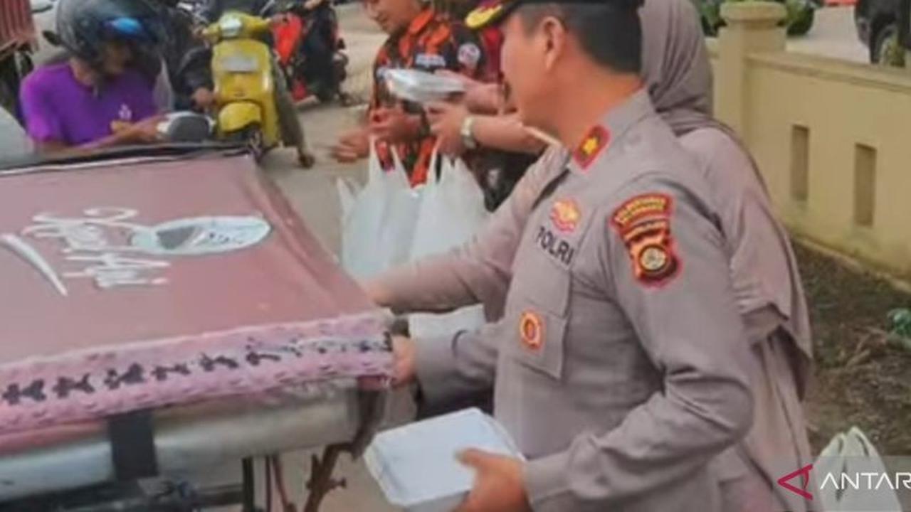 Polrestabes Palembang Bagikan 100 Paket Takjil Ramadhan, Pererat Silaturahmi dengan Warga