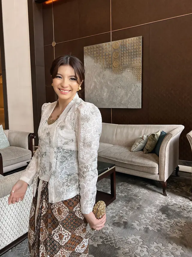 7 Potret Shaloom Razade Jadi Bridesmaid Pakai Kebaya dan Dress Ini Tampil Menawan