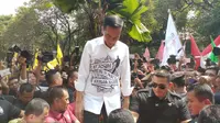 Jokowi di tengah relawannya yang menyemut di Kantor KPU, Jakarta. (Liputan6.com/Ady Anugrahadi)