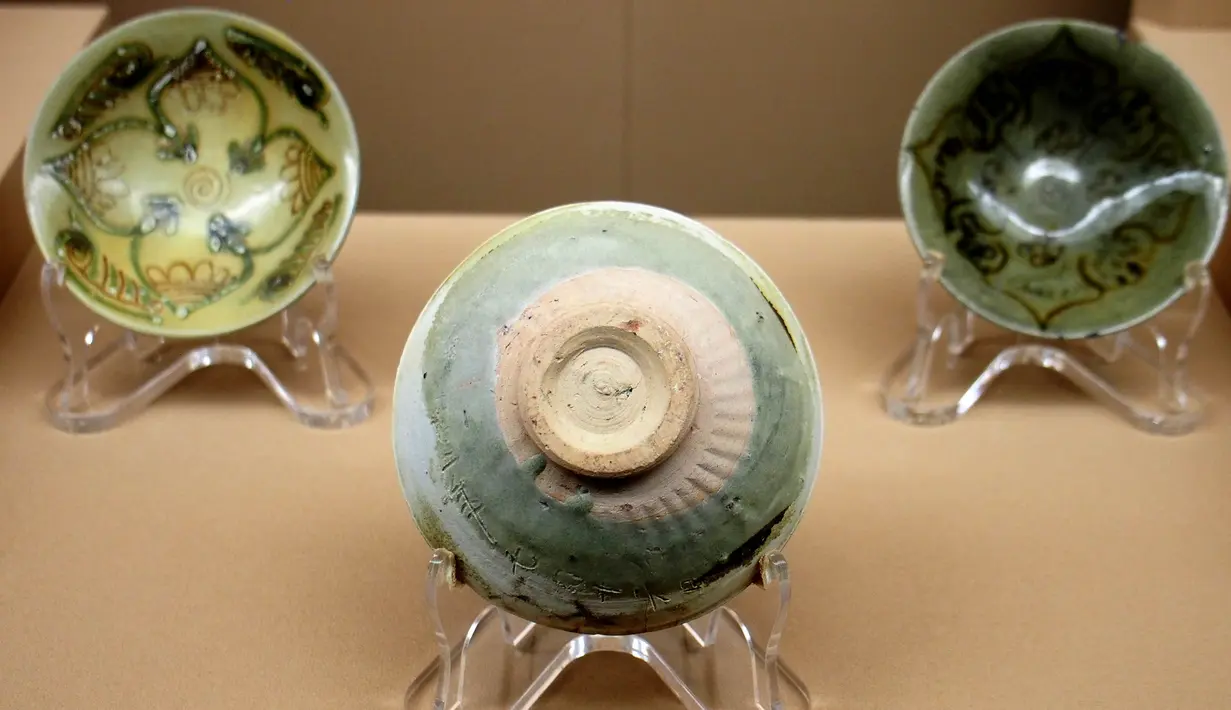 Sejumlah benda yang dipertunjukkan dalam pameran bertajuk "Era Baoli: Harta Karun dari Koleksi Bangkai Kapal Tang" di Shanghai, China pada 14 September 2020. Total 248 buah (kelompok) relik budaya dipertunjukkan dalam pameran yang akan berlangsung hingga 10 Januari 2021 itu. (Xinhua/Ren Long)