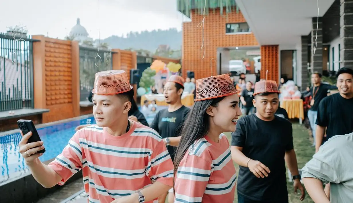Keseruan tidak hanya buat anak-anak yang hadir, tapi juga orang tua yang mendampingi. Dory dan Nella tampak ikut memeriahkan games seru yang dibuat untuk memeriahkan acara. [Instagram/nellakharisma]