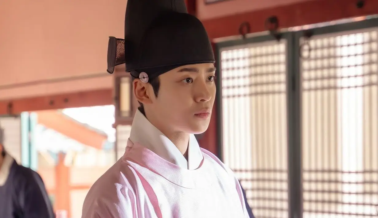 <p>Rowoon akan berperan sebagai Shim Jung Woo, menantu raja yang menduda dan cukup cerdas untuk menjadi orang termuda yang lulus Ujian Pegawai Negeri Sipil. (Foto: KBS2)</p>