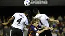 Pemain Valencia,  Alvaro Negredo dan rekannya Aderlan Santos (kiri) menghalau bola dari kejaran pemain Barcelona, Ivan Rakitic pada leg kedua semifinal Copa Del Rey di Stadion Mestalla, Valencia, Kamis (11/2/2016) dini hari WIB. (AFP/Jose Jordan)