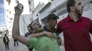Seorang pria Palestina bereaksi terhadap kematian ayahnya dalam serangan udara Israel yang menghancurkan lantai atas sebuah bangunan komersial di Kota Gaza, Senin (17/5/2021). Tercatat ada 212 warga Palestina kehilangan nyawa di antaranya 61 korban merupakan anak-anak. (AP Photo/Khalil Hamra)