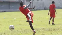 Penyerang Persija asal Kamerun, Pierre Boya, melepaskan tendangan saat latihan di Lapangan Villa 2000, Tangerang, Selasa (3/5/2016). (Bola.com/Vitalis Yogi Trisna)