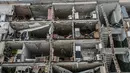 Pemandangan apartemen yang hancur akibat penembakan, di Kharkiv, Ukraina, Minggu, 13 Maret 2022. Rusia melancarkan invasi berskala besar ke Ukraina, salah satu negara tetangganya di sebelah barat daya. (AP Photo/Andrew Marienko)