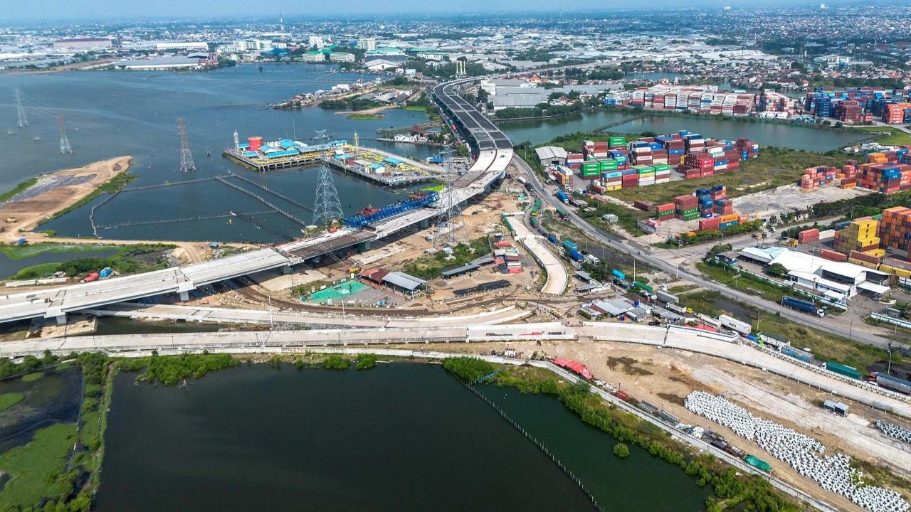 FOTO: Pembangunan Tol Semarang Demak Seksi Satu Dipercepat untuk Kendalikan Rob