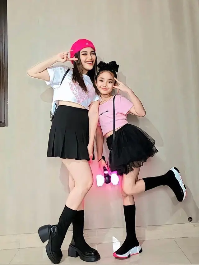 8 Gaya Gemas Ayu Ting Ting-Bilqis Nonton Konser BLACKPINK yang Bikin Dinotice oleh Lisa dan Jisoo