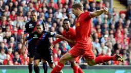 Kapten Liverpool Steven Gerrard bersiap melakukan tembakan keras pada pertandingan sepak bola Liga Premier Inggris antara Liverpool vs Crystal Palace di stadion Anfield (05/10/13). (AFP/Paul Ellis)