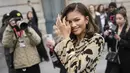 Zendaya merapikan rambutnya setelah menghadiri koleksi ready-to-wear Louis Vuitton Fall/Winter 2023-2024 selama acara Paris Fashion Week di Prancis, Senin (6/3/2023). Zendaya melengkapi tampilan memukau dengan sepatu bot setinggi lutut yang serasi dan blazer chic dengan kancing pernyataan dan kerah kulit.(AP Photo/Christophe Ena)