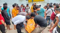 Proses evakuasi jenazah Pepin Karim (40) warga Desa Bongo Kecamatan Batudaa Pantai (Arfandi/Liputan6.com)