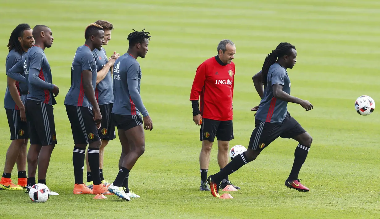 Para pemain Belgia mengikuti instruksi asisten pelatih saat sesi latihan di  Girondins de Bordeaux, Le Haillan, Prancis, (28/6/2016). (REUTERS/Regis Duvignau)