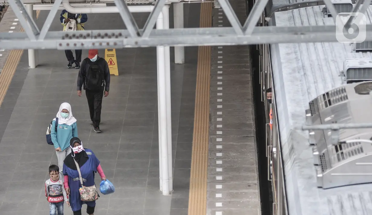 Aktivitas warga menggunakan jasa kereta Commuter Line di Stasiun Jatinegara, Jakarta, Senin (19/10/2020). Mulai hari ini PT KCI memberlakukan jam operasional KRL kembali normal seperti sebelum pandemi Covid-19, yakni mulai pukul 04.00-24.00 WIB. (merdeka.com/Iqbal S. Nugroho)
