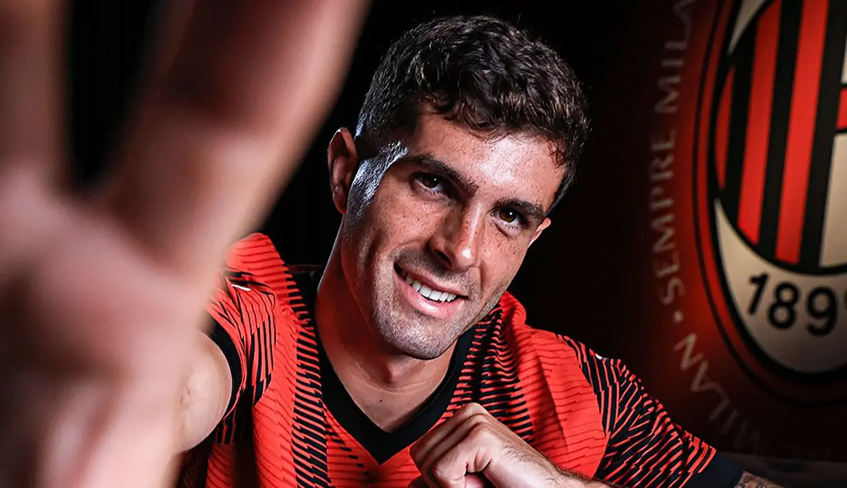 Christian Pulisic asal Amerika Serikat baru saja didatangkan AC Milan dari Chelsea pada bursa transfer musim panas 2023/2024 dengan nilai transfer sebesar 20 juta euro. Ia dikontrak dengan durasi 4 tahun hingga 30 Juni 2027. (acmilan.com)