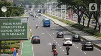 Sejumlah kendaraan melintas di kawasan Jalan Sudirman, Jakarta, Rabu (11/8/2021). Mulai 12 Agustus 2021, Polda Metro Jaya bakal kembali menerapkan aturan ganjil genap di sejumlah ruas jalan Ibu Kota dan meniadakan kebijakan penyekatan yang diterapkan selama PPKM Level 4. (Liputan6.com/Faizal Fanani)