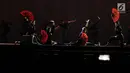 Pertunjukkan pencak silat dalam Konser Pancasila Gemilang di JCC, Jakarta, Selasa (22/8). Pertunjukkan tersebut menggambarkan Sila Ketiga Pancasila, Persatuan Indonesia. (Liputan6.com/Herman Zakharia)