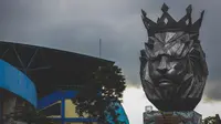 Penampakan patung kepala singa di depan Stadion Kanjuruhan, Kabupaten Malang, Senin (10/10/2022). Tragedi Kanjuruhan setelah laga Arema FC kontra Persebaya Surabaya pada 1 Oktober 2022 mengakibatkan 132 orang meninggal dan ratusan lainnya luka-luka. (Bola.com/Bagaskara Lazuardi)