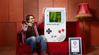 Pemuda berusia 21 tahun itu memecahkan rekor dunia di Guinness World Record untuk Game Boy terbesar di dunia.