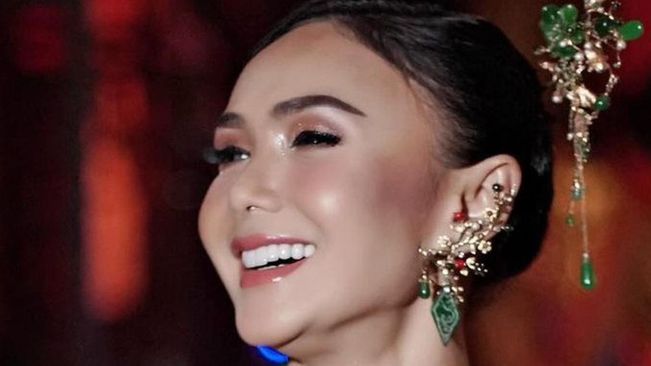 6 Gaya Manggung Yuni Shara Pakai Batik dan Kebaya, Tampil Anggun