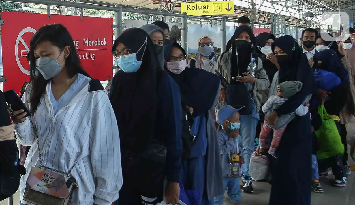 Calon penumpang antre untuk memasuki peron Stasiun Pasar Senen di Jakarta, Jumat (8/7/2022). Dua hari menjelang Idul adha 2022, jumlah penumpang kereta api jarak jauh meningkat dua kali lipat di Stasiun Pasar Senen dengan jumlah 14.470 penumpang dari 24 jadwal keberangkatan KA. (Liputan6.com/Herman Zakharia)