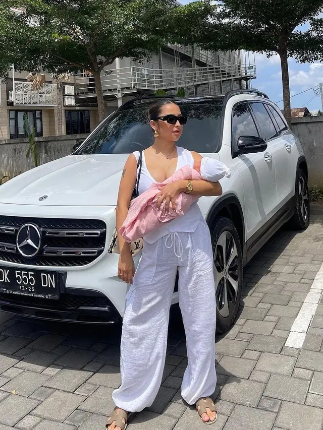 Jennifer Coppen momong buah hati