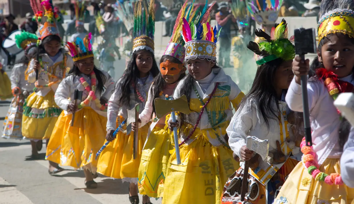 Gadis-gadis mengenakan rok dari kantong plastik beras sambil menari "Chunchus" pada festival di Bolivia, Selasa (14/8). Siswa sekolah San Roque membuat kostum dari bahan daur ulang untuk meningkatkan kesadaran pengelolaan limbah padat. (AP/Juan Karita)