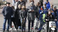 Orang-orang, beberapa dari mereka mengenakan masker, melakukan bisnis mereka Jalan utama Khreshchatyk, Kyiv, Kamis (21/10/2021). Infeksi dan kematian virus corona di Ukraina telah melonjak ke level tertinggi sejak pandemi covid-19 di tengah laju vaksinasi yang lamban. (AP Photo/Efrem Lukatsky)