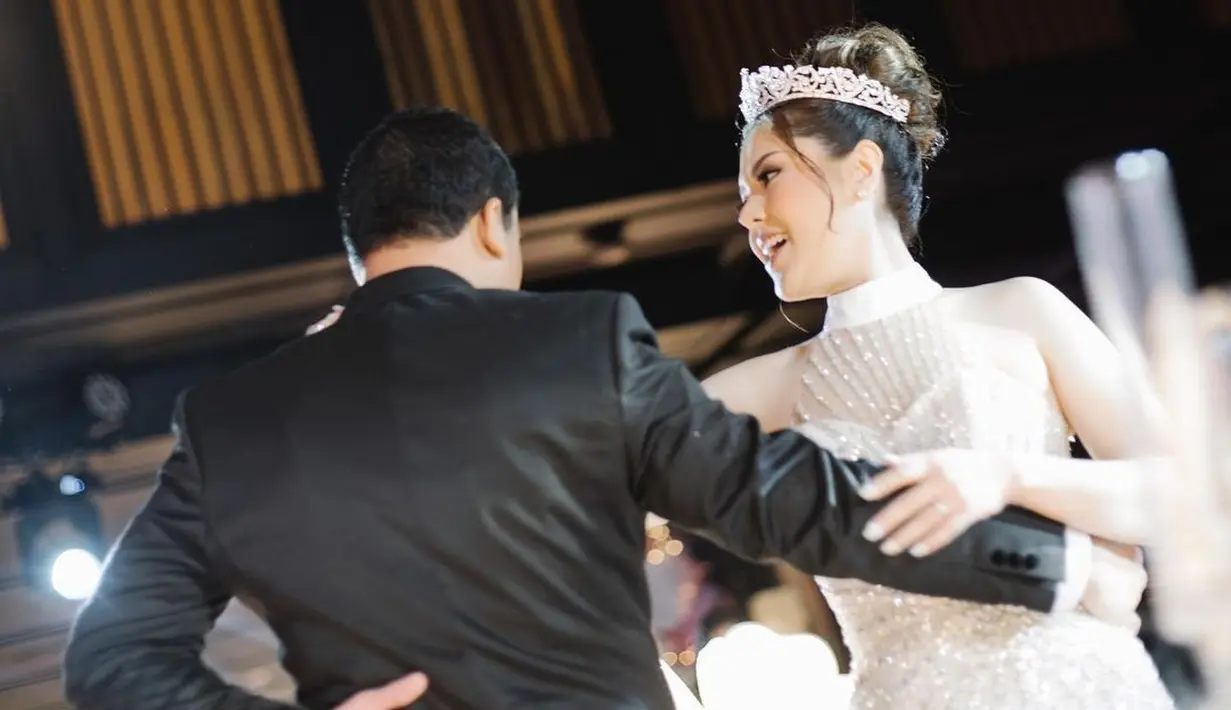 Aksen kristal di bagian tengah menutupi area dada agar tetap elegan tanpa kesan seksi berlebihan. [Foto: Instagram/@sekisah.photo/@sekisah.sangjit].