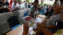 Petugas menunjukkan surat suara saat simulasi pencoblosan dan penghitungan di TPS pada Pemilihan umum 2019 di Kecamatan Tanah Abang, Jakarta, Selasa (9/4). Simulasi ini untuk memahami alur dan aturan Pemilu pada 17 April 2019. (merdeka.com/Imam Buhori)